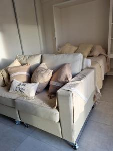 ein Sofa mit Kissen darauf im Zimmer in der Unterkunft Bella Vista in Cipolletti