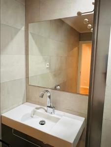 y baño con lavabo y espejo. en Apartamento Sociedade Farmaceutica, en Lisboa