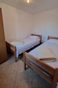Posteľ alebo postele v izbe v ubytovaní Apartments by the sea Zuronja, Peljesac - 13202