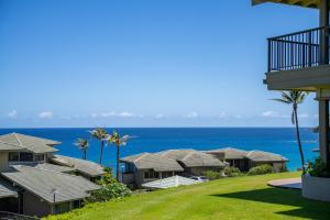 eine Reihe von Häusern mit dem Ozean im Hintergrund in der Unterkunft Kapalua Villas Maui in Lahaina