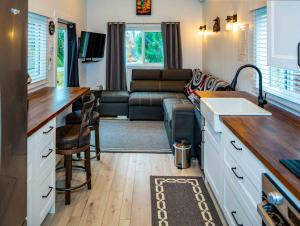 Chims Motel في بورت ألبيرني: مطبخ وغرفة معيشة مع أريكة