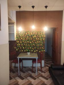 Blue House - cerca del consulado americano في غواياكيل: غرفة طعام مع طاولة وجدار من الزهور