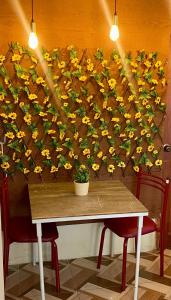 uma parede coberta de flores com uma mesa e duas cadeiras em Blue House - cerca del consulado americano em Guayaquil