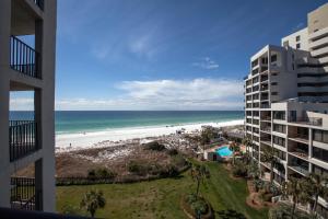 Blick auf den Strand vom Balkon eines Gebäudes in der Unterkunft Beachside II by Panhandle Getaways in Destin