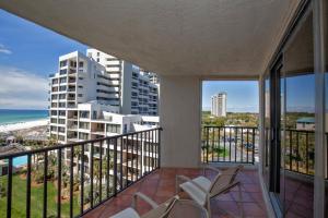 einen Balkon mit Stühlen und Meerblick in der Unterkunft Beachside II by Panhandle Getaways in Destin