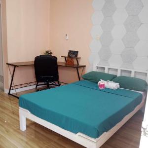 een slaapkamer met een bed, een bureau en een stoel bij Aurora Bliss in San Felix