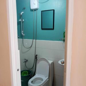een badkamer met een toilet en een douche met een spiegel bij Aurora Bliss in San Felix