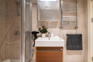 y baño con lavabo y ducha. en Deluxe Residence Istanbul, en Estambul