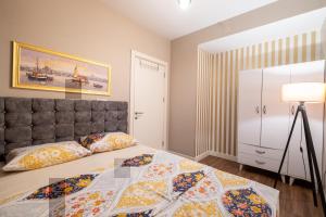 1 dormitorio con 1 cama grande y 1 lámpara en Deluxe Residence Istanbul, en Estambul