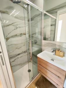 een badkamer met een douche en een wastafel bij Attico Vespucci Luxury Penthouse in Olbia