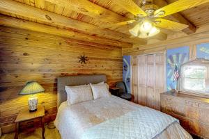 Schlafzimmer mit einem Bett und einem Deckenventilator in der Unterkunft Spring Creek Pinnacle in Lake Murray Shores