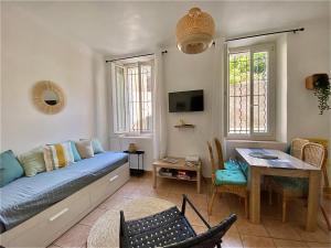 een woonkamer met een bank en een tafel bij EDEN PLACE un petit coin de Paradis by LaConciergerie13 in La Ciotat
