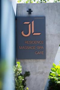 ein Schild für ein Massagebad-Spa-Café in einem Gebäude in der Unterkunft J & L Residence and Spa in Ban Khlong Khwang Klang