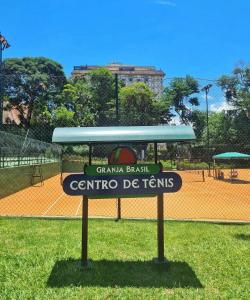 a sign in front of a tennis court at Exclusiva Suíte Granja Brasil in Petrópolis