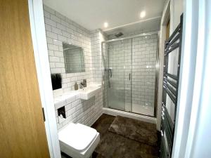 ein Bad mit einem WC, einem Waschbecken und einer Dusche in der Unterkunft JB Properties in Birmingham