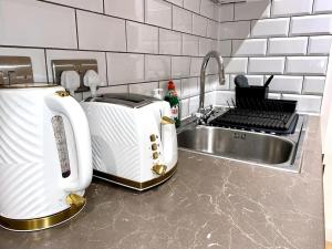 eine Küchentheke mit einem Toaster und einer Spüle in der Unterkunft JB Properties in Birmingham