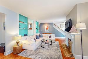 The Robins Nest في أنابوليس: غرفة معيشة مع أريكة بيضاء ومدفأة