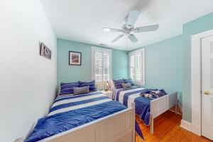um quarto com 2 camas e uma ventoinha de tecto em The Robins Nest em Annapolis