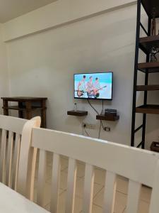 ein Wohnzimmer mit einem Fernseher an der Wand in der Unterkunft Baires Garden in Buenos Aires + 24 Fotos