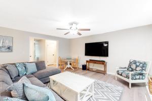 sala de estar con sofá y TV de pantalla plana en Brandywine Home in the Pines, en Ocean Pines