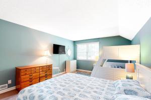 1 dormitorio con 1 cama, vestidor y TV en Brandywine Home in the Pines, en Ocean Pines