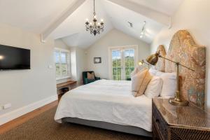 una camera da letto con un letto grande e una TV di Nimbo Fork Lodge a Gocup