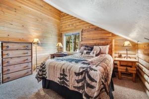 ein Schlafzimmer mit einem Bett in einer Holzhütte in der Unterkunft Cabin on Gibbonsville Road 