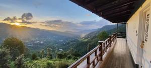 uma varanda de um edifício com vista para um vale em The Wild Sakura em Mukteswar