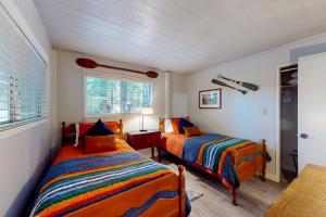 um quarto com 2 camas e uma janela em Coastal Cabin em Gualala