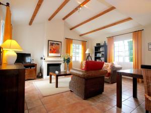 ein Wohnzimmer mit einem Sofa und einem Tisch in der Unterkunft Tasteful villa with Wi-Fi, located in natural surroundings in Vasles