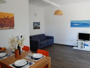 Μια τηλεόραση ή/και κέντρο ψυχαγωγίας στο Apartment in Veli Rat near Beaches