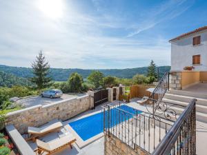 Villa mit einem Pool und einem Balkon in der Unterkunft Charming holiday home in Pazin with private pool in Pazin