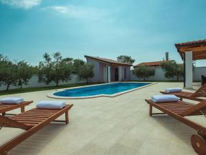 una piscina en el patio trasero de una casa en A wonderful family villa with swimming pool and covered terrace, en Pula