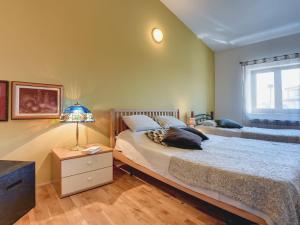 Postel nebo postele na pokoji v ubytování Villa in Stinjan with Pool and Sea View + 40 fotografií