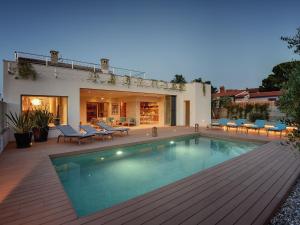 Bazén v ubytování Villa in Stinjan with Pool and Sea View nebo v jeho okolí