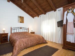 een slaapkamer met een bed en een jurk in een raam bij Wonderful Holiday Home in Pula with Garden and Terrace in Pula