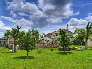 Zahrada ubytování Holiday Home in Rojnici with Private Pool