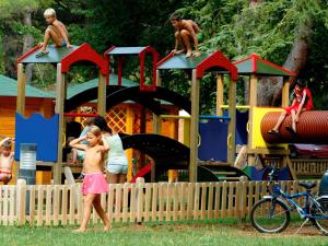 um casal de crianças a brincar num parque infantil em Modern chalet with 2 bathrooms em Vrsar
