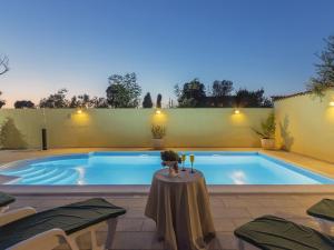 una gran piscina con una mesa frente a ella en Luxurious Villa in Vodnjan with Private Swimming Pool, en Vodnjan