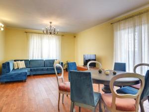 ein Wohnzimmer mit einem blauen Sofa und einem Tisch in der Unterkunft Luxurious Villa in Vodnjan with Private Swimming Pool in Vodnjan