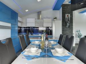uma sala de jantar com uma mesa branca e cadeiras em Modern villa in Fa ana with private pool em Valbandon
