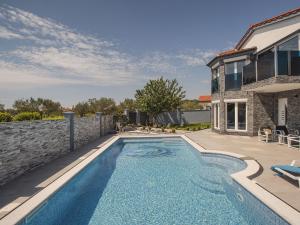 uma piscina no quintal de uma casa em Modern villa in Fa ana with private pool em Valbandon