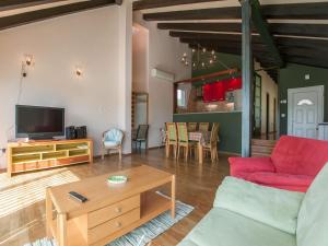 Una sala de estar con un sofá rojo y una mesa. en Adriatic Coast Relaxing Escape, en Zaton