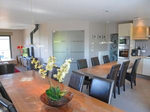 cocina y comedor con mesa y sillas en Modern Holiday Home in Noiseux with Garden, en Noiseux