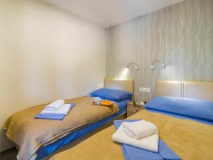 2 camas en una habitación con sábanas azules y toallas en Nice chalet with 2 bathrooms and a dishwasher 15km from Pula, en Banjole