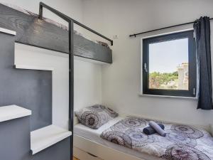 una camera da letto con un letto a castello e una finestra di Beautifull villa with private pool a Krnica Altre 17 foto