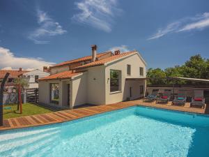 una casa con piscina di fronte a una casa di Beautifull villa with private pool a Krnica