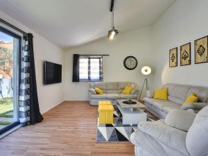 un soggiorno con un divano e un tavolo di Beautifull villa with private pool a Krnica