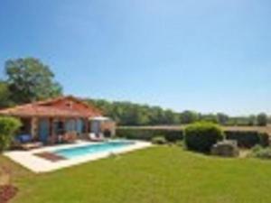 ein Haus mit einem Pool im Hof in der Unterkunft Villa with private pool in the beautiful Loire in Les Forges