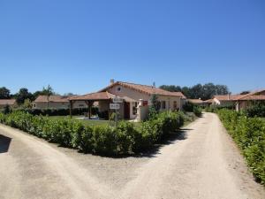 eine unbefestigte Straße vor einem Haus in der Unterkunft Modern villa with private pool in the beautiful Loire in Les Forges